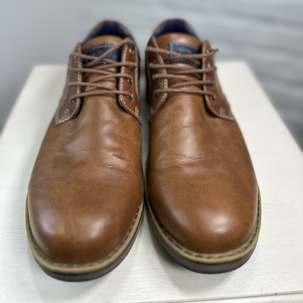 Men’s Izod Oxfords. Light brown. Size 10.